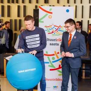 Opening events of the Cultural Diversity Year culminated with the handover of the theme year title at the Tallinn College of Music and Ballet (Raul Mee, Kristi Sits)