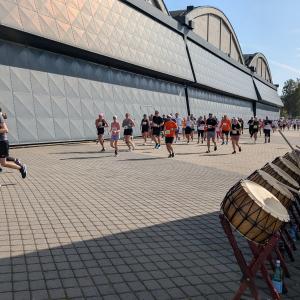 Kultuuririkkuse aasta kutsus läbida üheskoos Eesti suurimal rahvaspordiüritusel ehk Tallinna Maratonil kõige rahvarohkemad distantsid. Lisaks oli kultuuririkkuse aasta ergutuspunkt, mis aitas distants kultuuririkkalt läbida. 