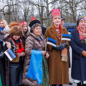 Erinevate eesti ning rahvusvähemuste kogukondade esindajad kirjutamas  Eesti sünnipäevakaardile õnnesoove.