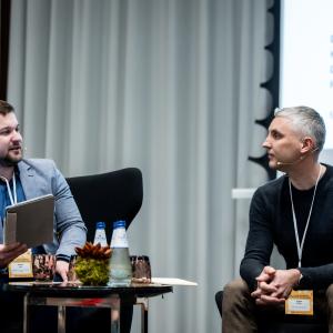 Модератор панельной дискуссии Владислав Лушин и руководитель программы исследований миграции и интеграции Института балтийских исследований Кристьян Калдур. Фото: Эрленд Штауб