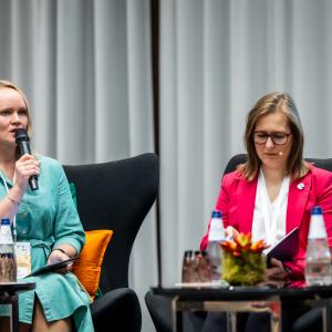 Модератор международной интеграционной конференции Кай Кландорф и Леа Данильсон-Ярг (Отечество). Фото: Эрленд Штауб