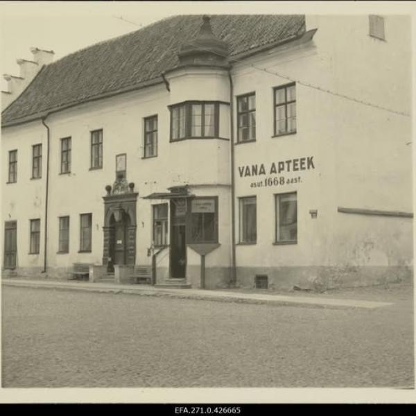 Выставка о Нарвской городской аптеке предлагает поделиться воспоминаниями